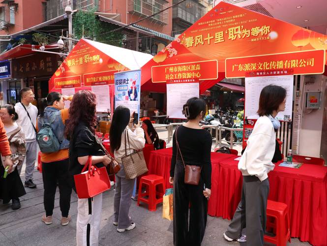 “古韵职通”人才双选会亮相万寿宫古街 千余求职者感受古风招聘新体验