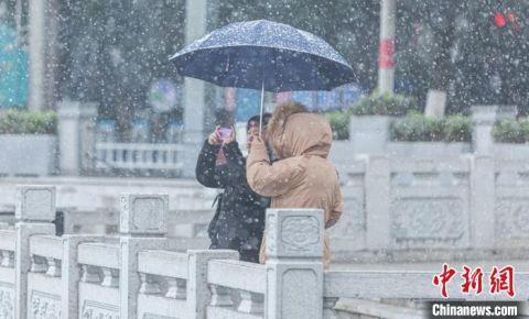 2021年初雪突袭江西 市民纷纷许愿望成真（图）
