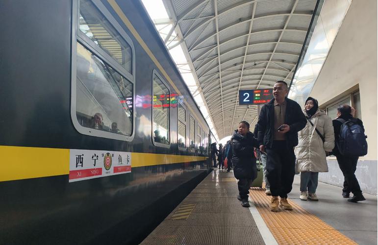 首趟青海旅游大型专列驶抵西宁