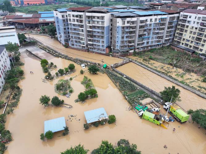 全力迎战持续性暴雨洪水