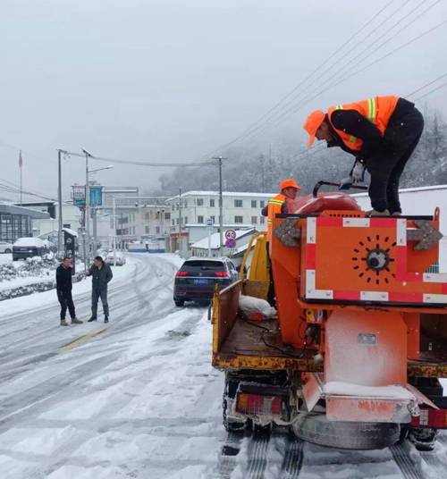 上蔡县公路事业发展中心全力应对雨雪冰冻天气 确保道路安全畅通
