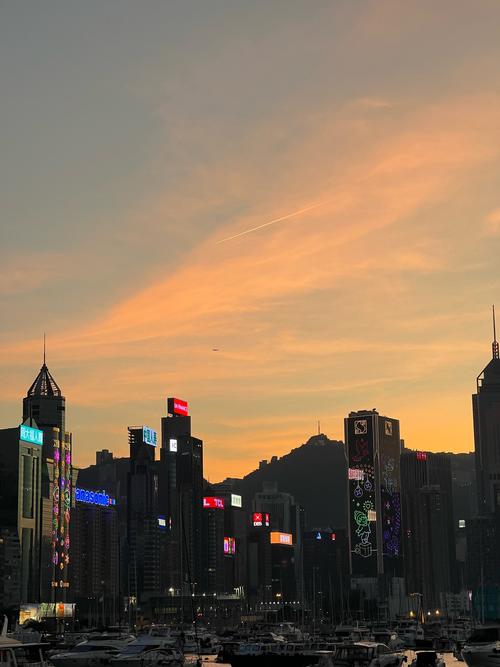 人生在世，怎能不去香港看一次绚丽的日落呢？香港鸡公岭日落美景就在眼前