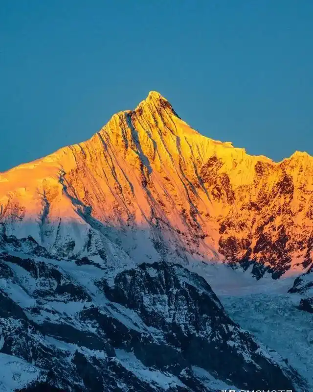 不用去玉龙雪山了！玉龙不及它一半美！这才是中国最美雪山！