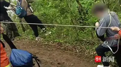 网红“野景点”镇江句容伏牛山走红存隐患：男子游玩摔伤，消防紧急救援