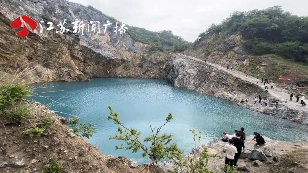 网红“野生景点”小蓝湖该不该打卡？