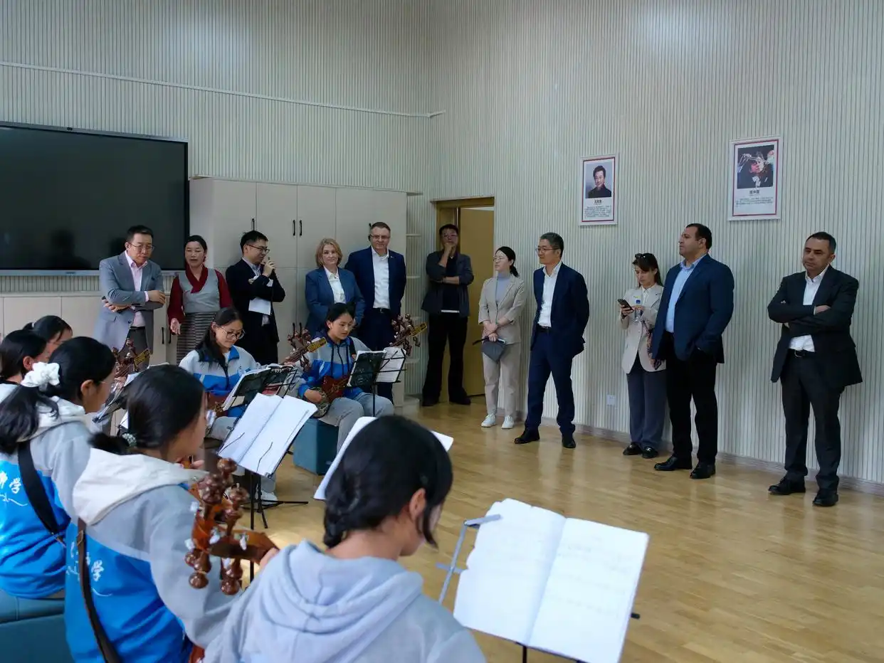 新华鲜报｜欧亚国家驻华使节西藏行 见证发展新气象