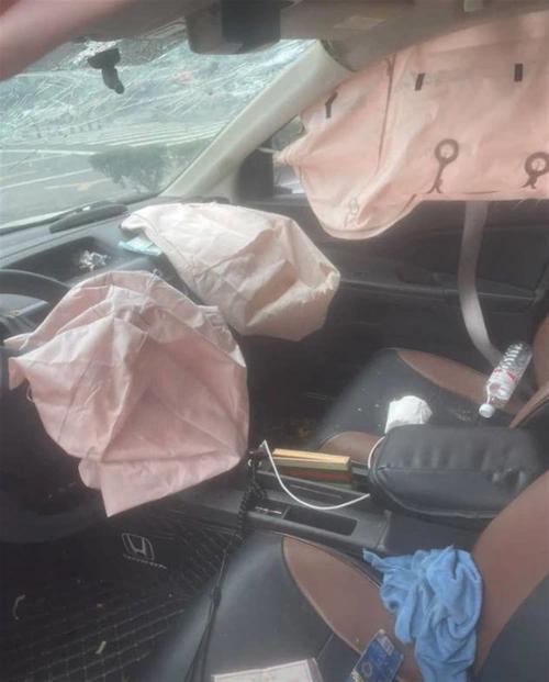 新婚夫妻高速路上被黑熊撞翻车，当事人：正与高速公路方协商，若达不到预期就走司法程序