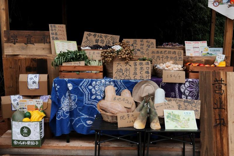 网红景点门口摆起助农摊 借“流量”带“销量”