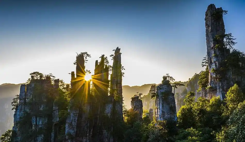 假期张家界旅游火热：首日部分时段有入园点门票约满，假期中期或将迎客流高峰