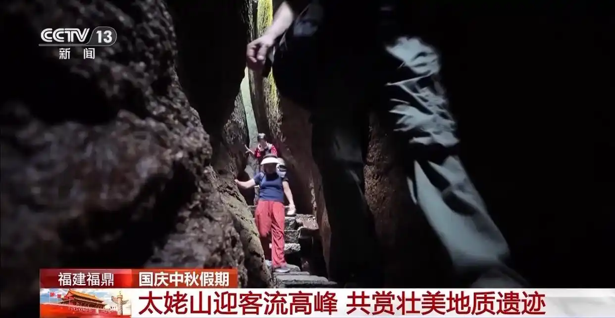 旅游景点迎假期客流高峰 新场景带来新体验