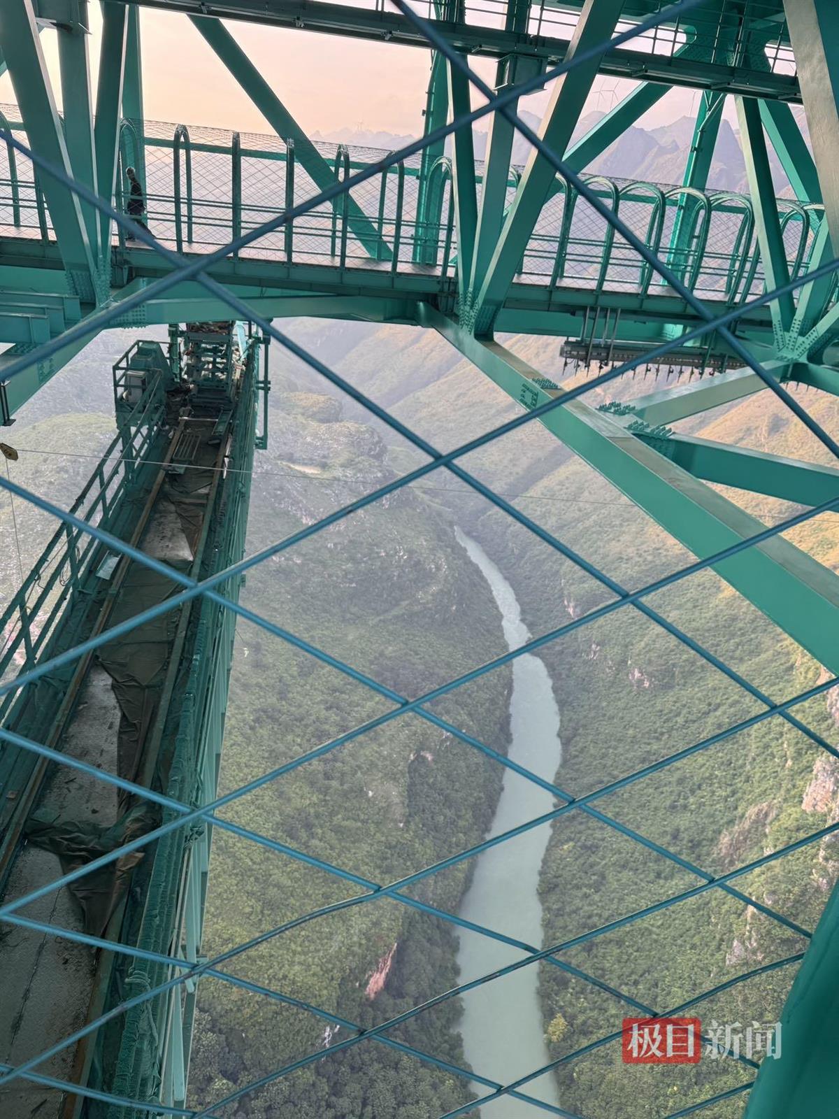 “世界第一”花江峡谷大桥成顶流景点，有游客带90岁外公来体验，老人走600米高玻璃廊桥不恐高