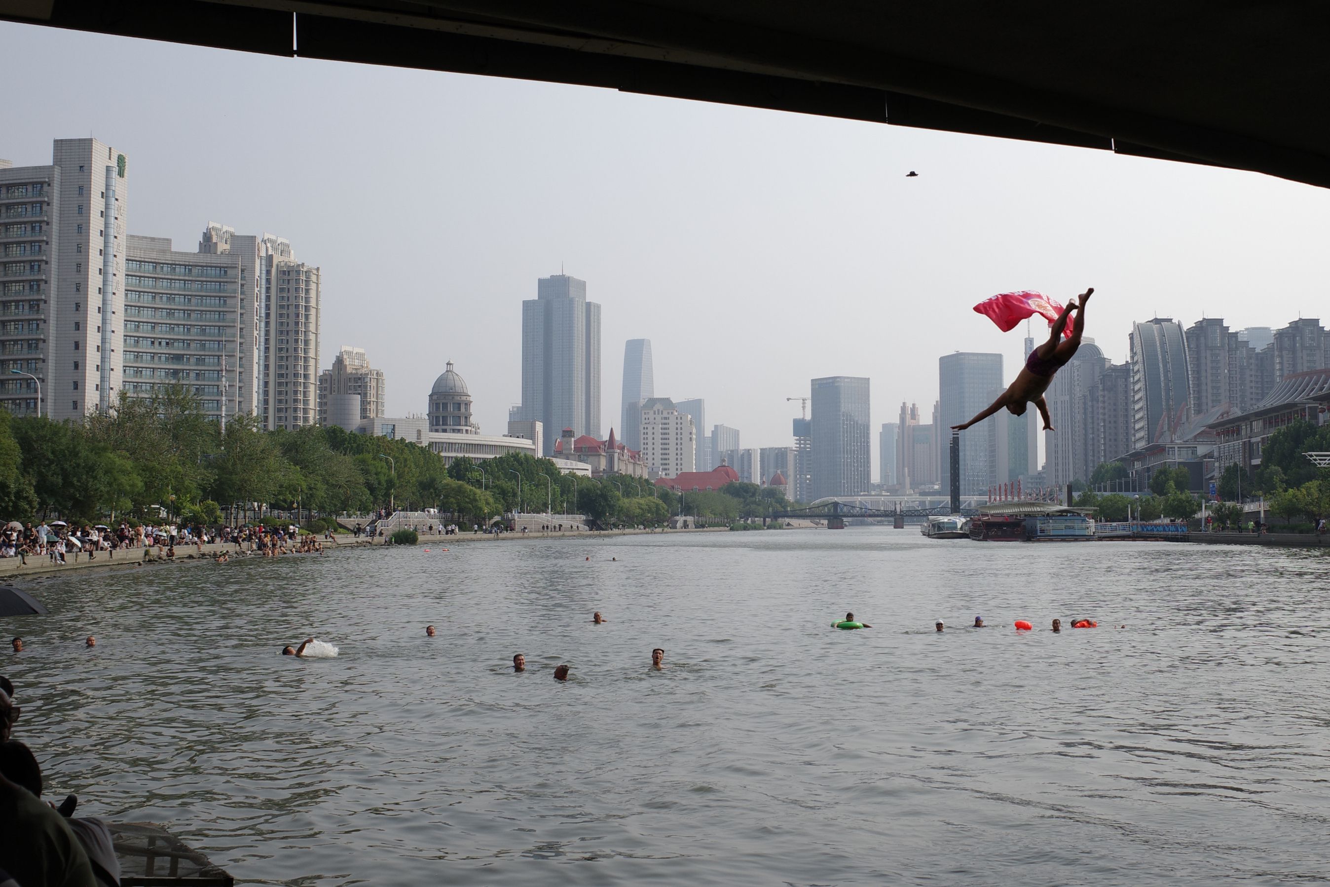 “跳水大爷”把天津狮子林桥跳成“8A”网红景点之后