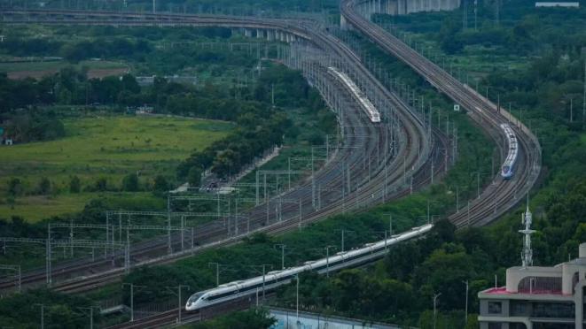 启用高峰列车运行图，加开热门方向列车