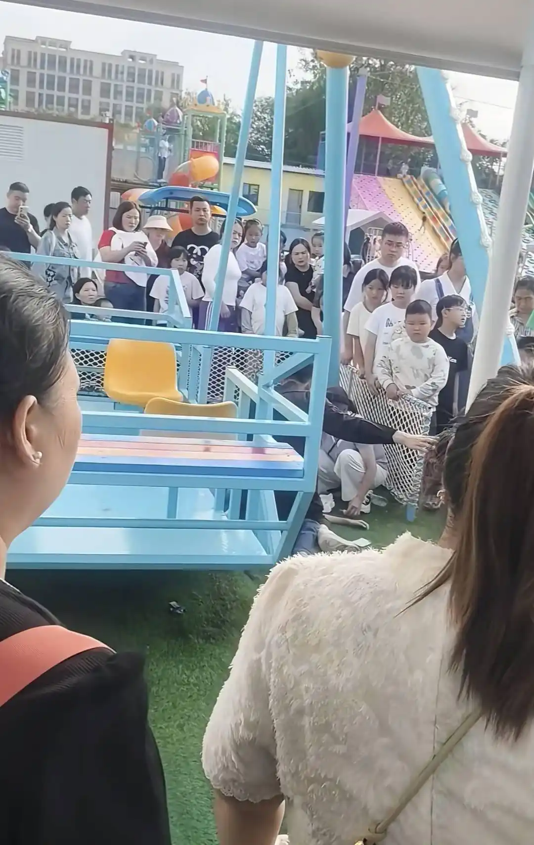 武汉一游乐园小孩被卡海盗船 热心游客抬船救人 当地派出所已介入调查｜看见正能量