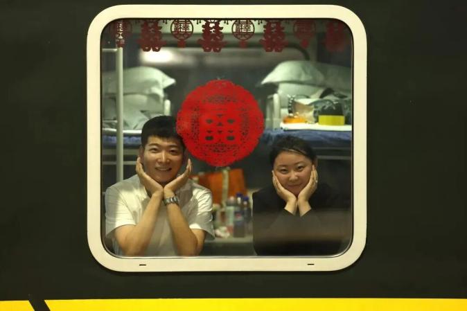 101对夫妻同乘一列火车，要去干嘛