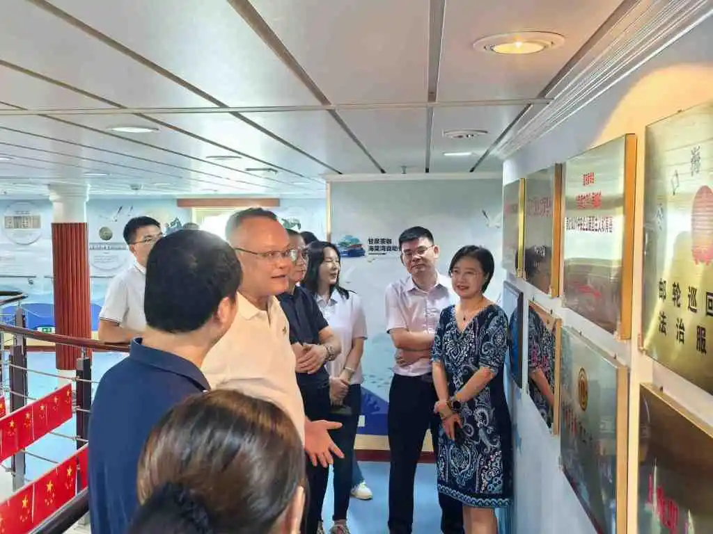 国庆假期调研西沙旅游，海南三沙市市长文斌登上邮轮
