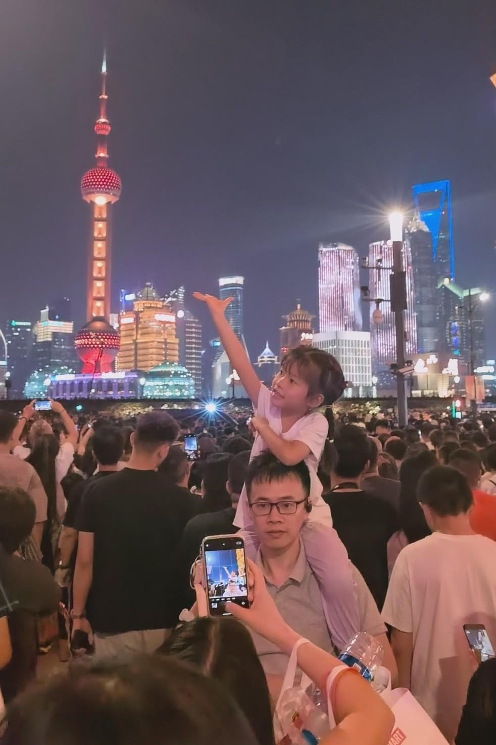 国庆假期上海外滩旅游火爆，多国游客夸赞中国美丽安全又友好，俄罗斯女孩带男友二度到访