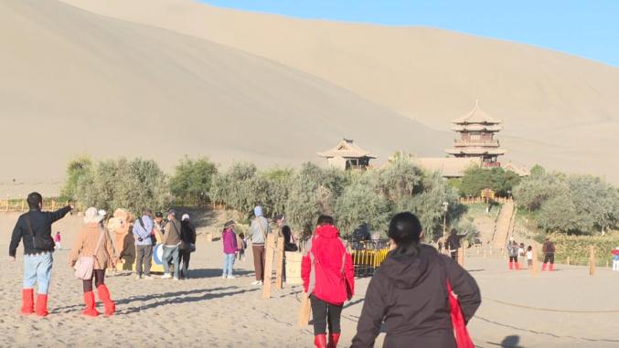 鸣沙山月牙泉景区：国庆首日迎游客 服务升级获好评