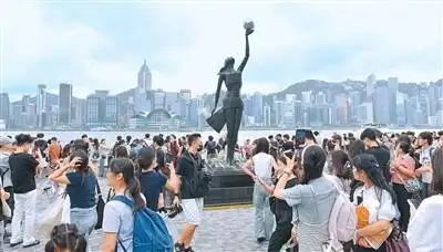 双节同辉映香江