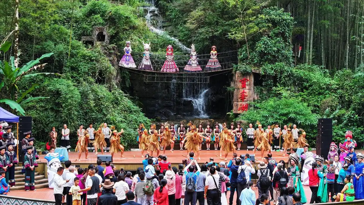 张家界国家森林公园门票预约量3日至4日已达最高限量，周边景区成为热门选择