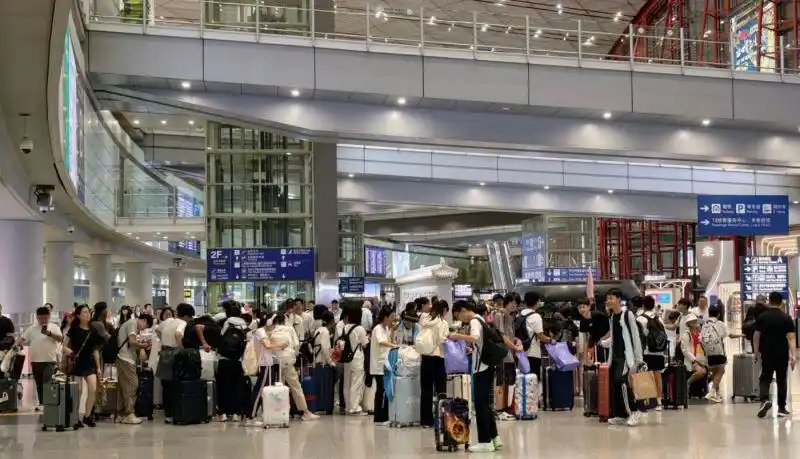 个性化趋势明显，出境旅客“低龄化”：长假凸显旅游业迭代｜华夏双节观察