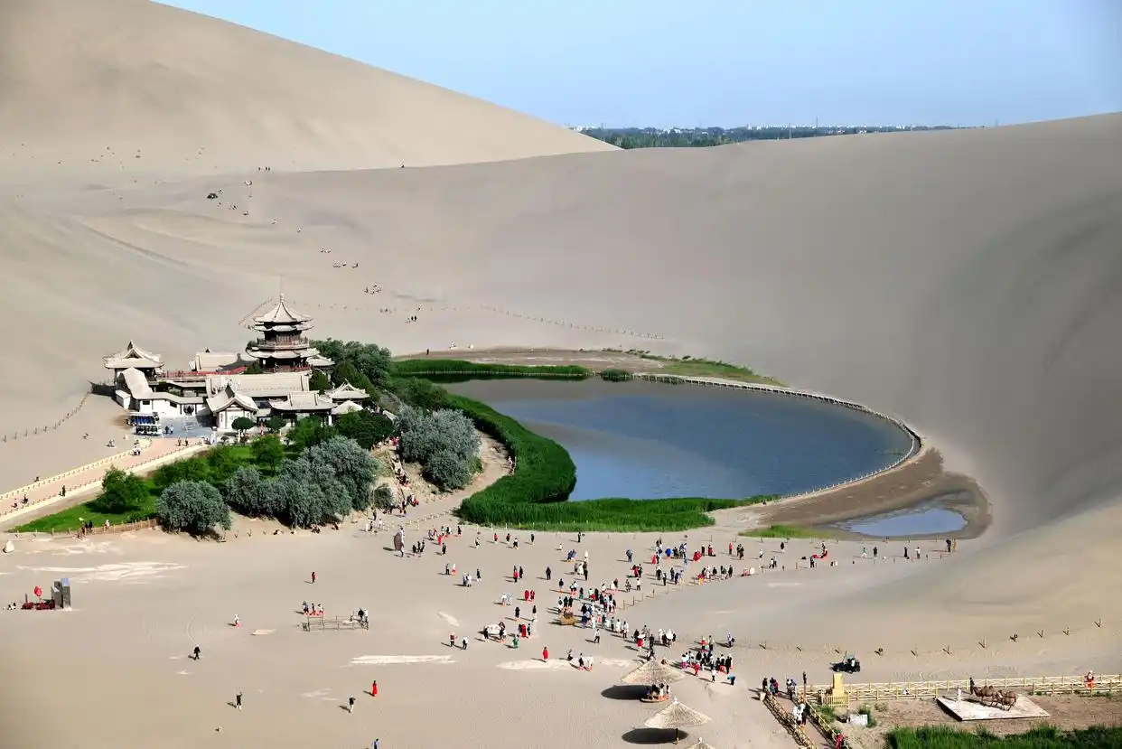 月牙丰满！中国“沙漠第一泉”迎水深水域20余年最大值