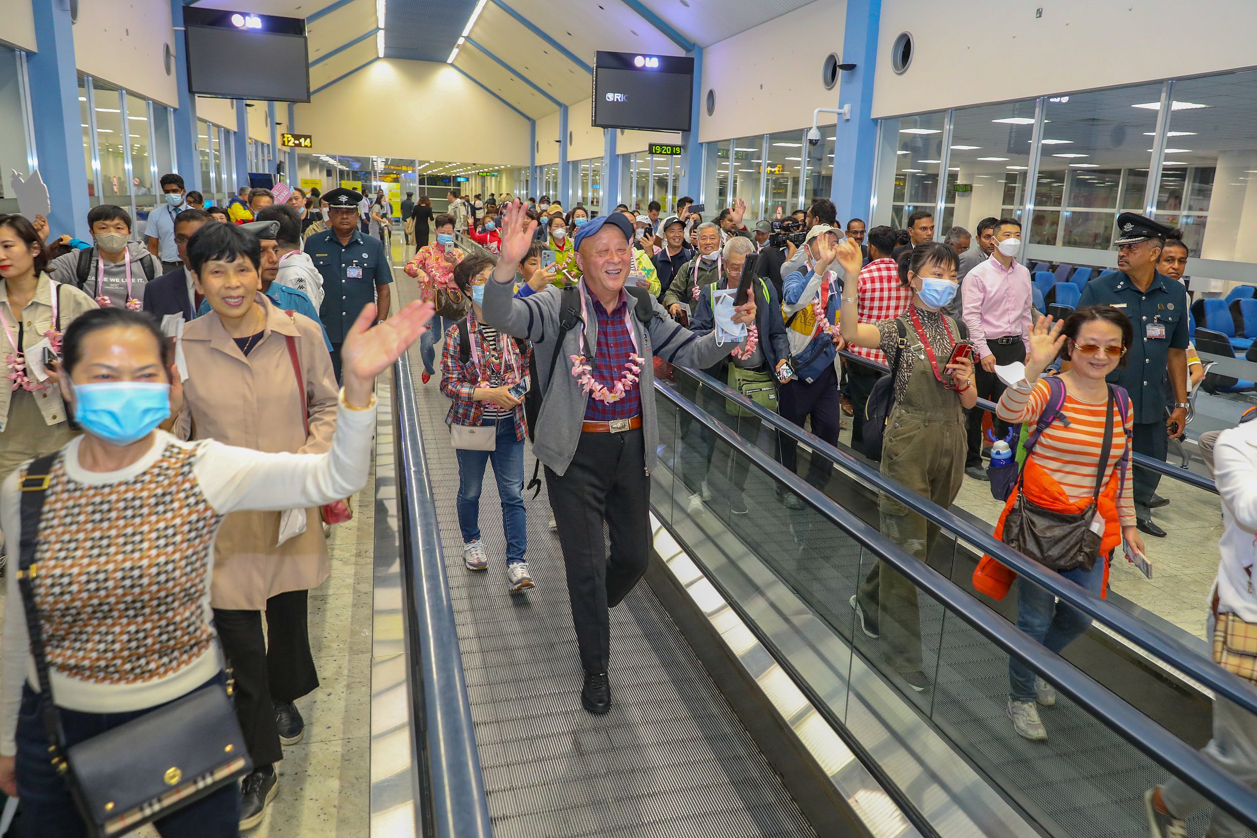旅游业迎近年来最火热“五一”：多地酒店民宿提前售罄，出境跟团游满员待发