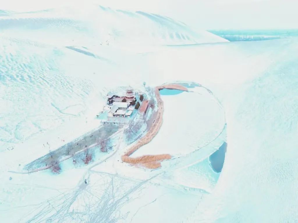 雪后鸣沙山月牙泉 银装素裹美如画