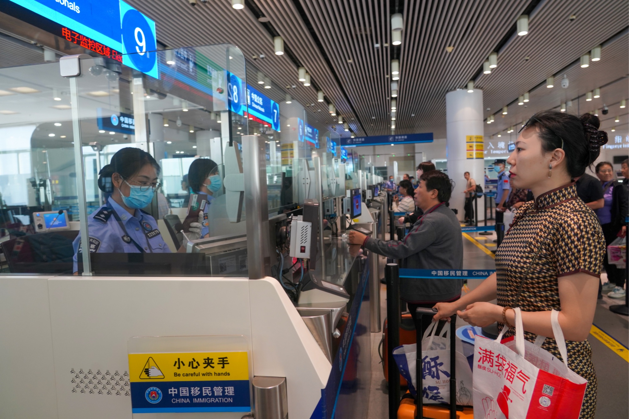 天津东疆边检站保障国庆中秋长假期间邮轮顺畅通关