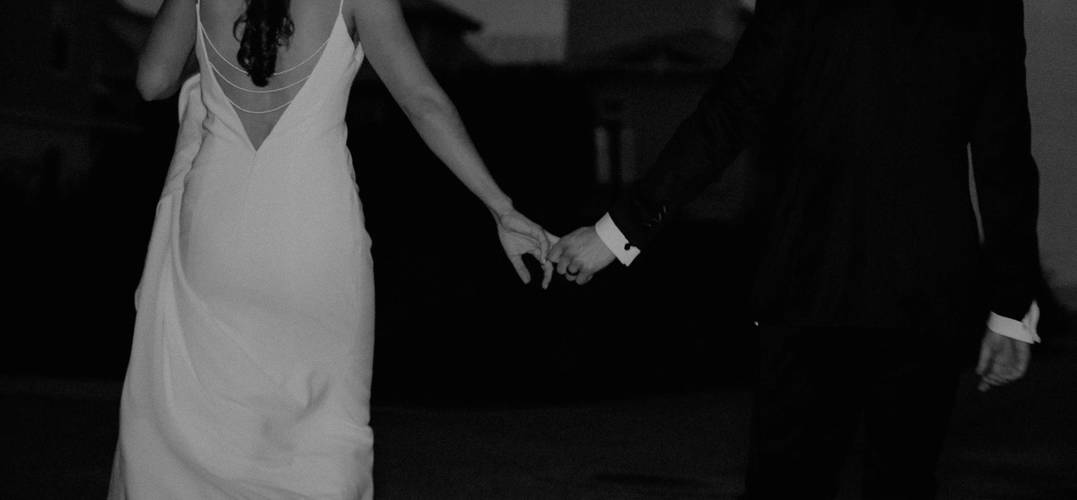 恭喜！前英皇小花戴两卡婚戒幸福出嫁，婚礼星光熠熠更获影后压阵