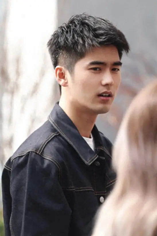 陪睡陪玩只是冰山一角！因不愿陪酒被男明星打骨折，周杰真说对了