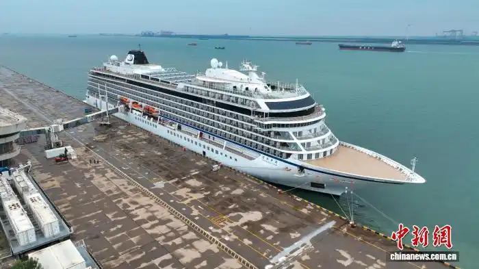 首艘中国籍豪华邮轮“招商伊敦”号开通“境内+境外”航线