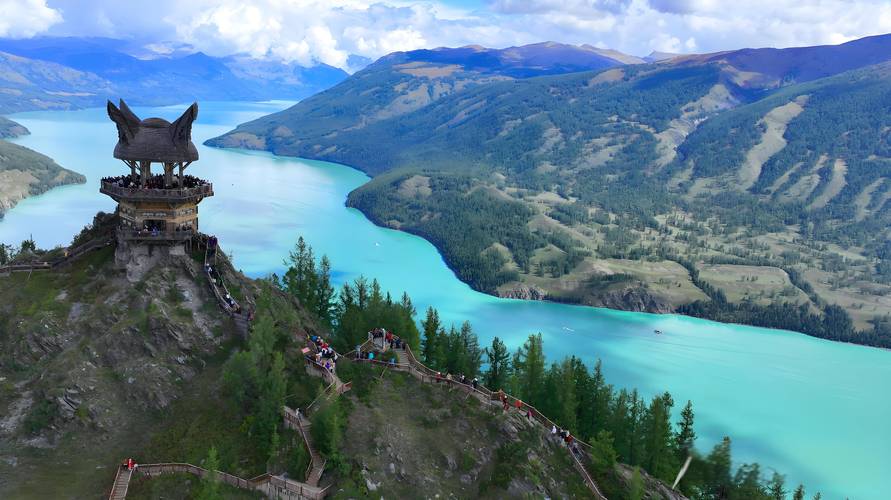 喀纳斯景区：天南海北游客共赏湖光山色