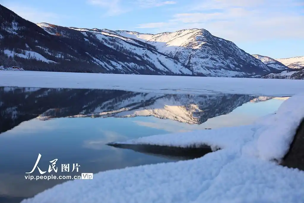 新疆阿勒泰：雪后喀纳斯湖美如仙境