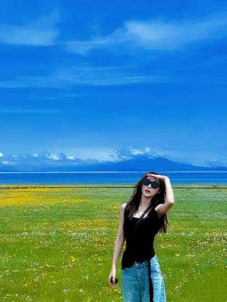 新旅行伴游美女说，站在高处看风景治愈所有疲惫